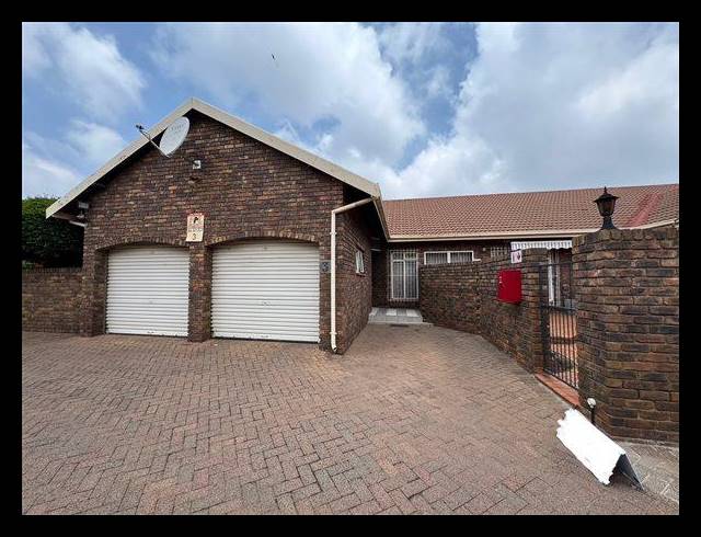 3 BEDROOM TOWNHOUSE FOR SALE IN BIRCHLEIGH NORTH